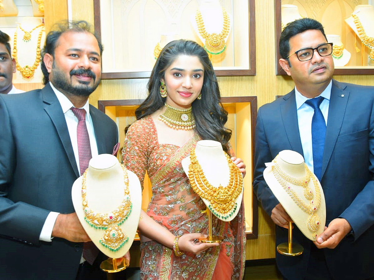 Kriti Shetty launched jewelery shop at Nizamabad Photo Gallery - Sakshi