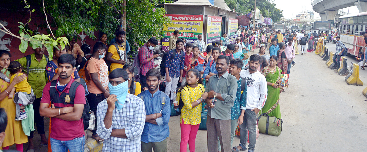Festival Effect Huge Rush Of Passengers At Secunderabad - Sakshi