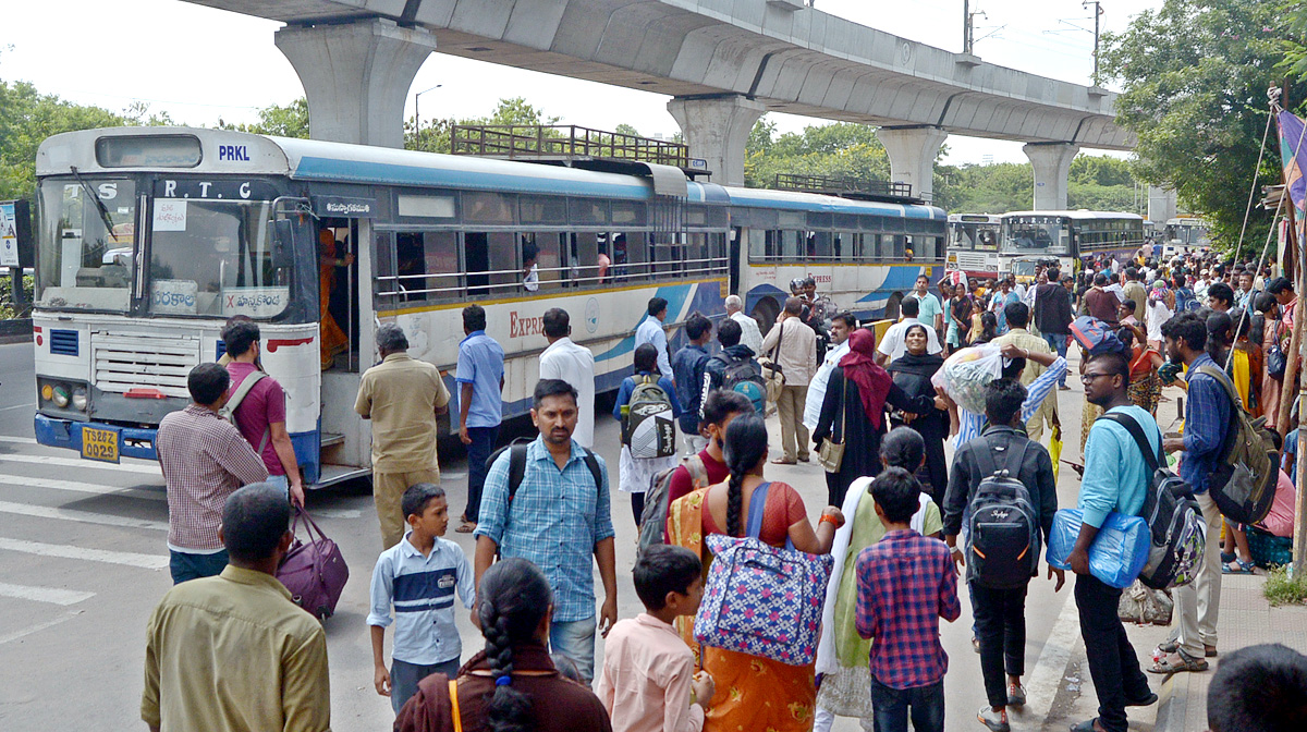 Festival Effect Huge Rush Of Passengers At Secunderabad - Sakshi