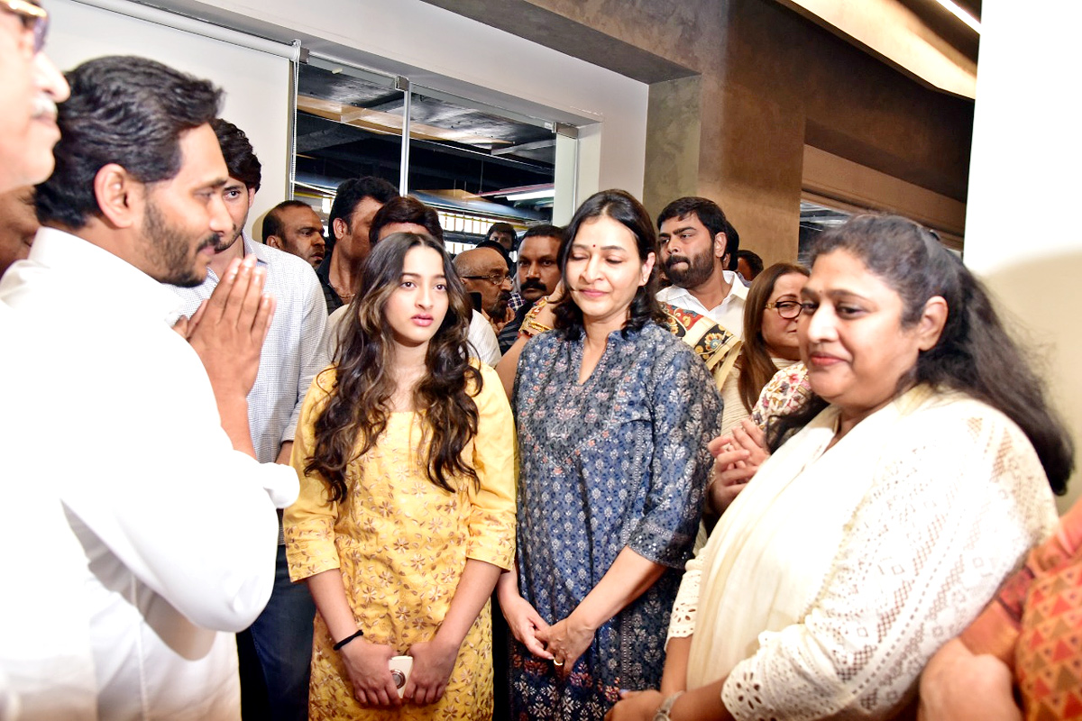 AP CM YS Jagan Pays Last Respects To Superstar Krishna - Sakshi