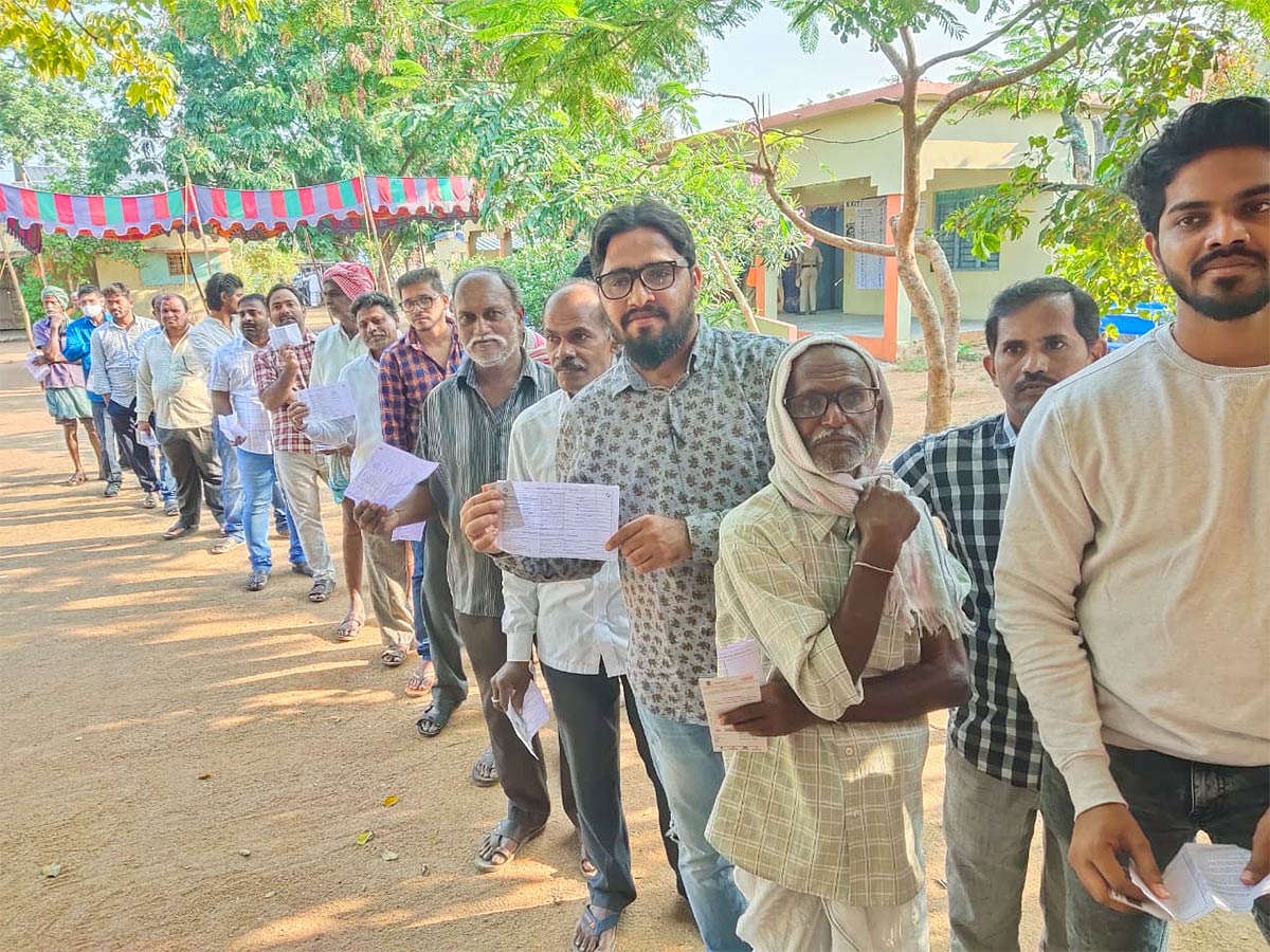Polling under way in Telangana Munugode assembly constituency byepoll - Sakshi