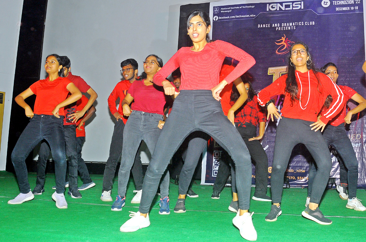 DJ Music And Dance Night Show In Nit Auditorium at Warangal - Sakshi