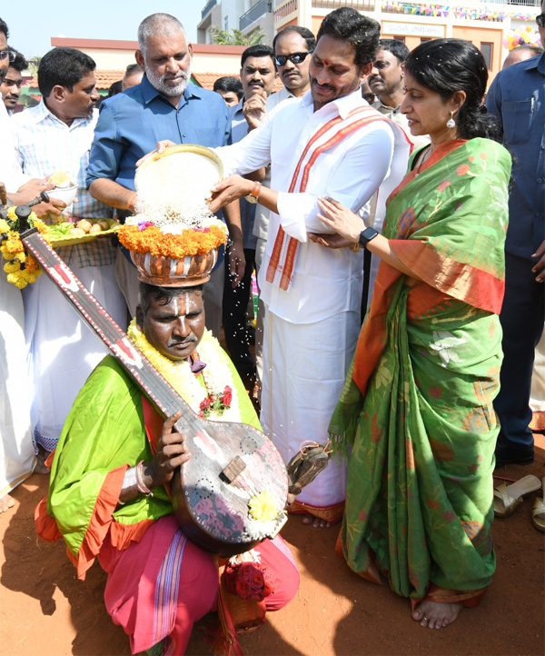 CM YS Jagan Sankranti Celebrations At Tadepalli Camp Office  - Sakshi