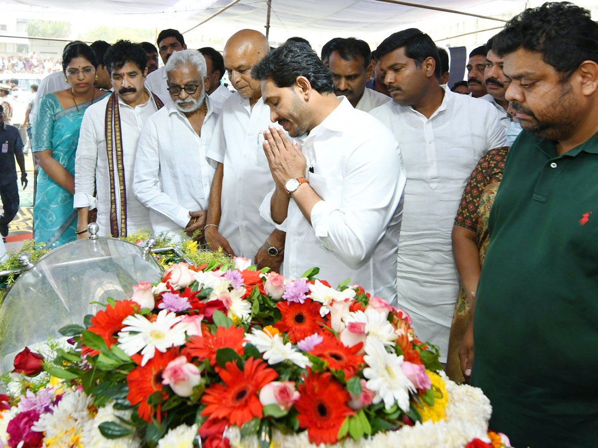 CM Jagan Pays Tribute to Visakha Dairy Chairman Adari Tulasi Rao PHotos - Sakshi