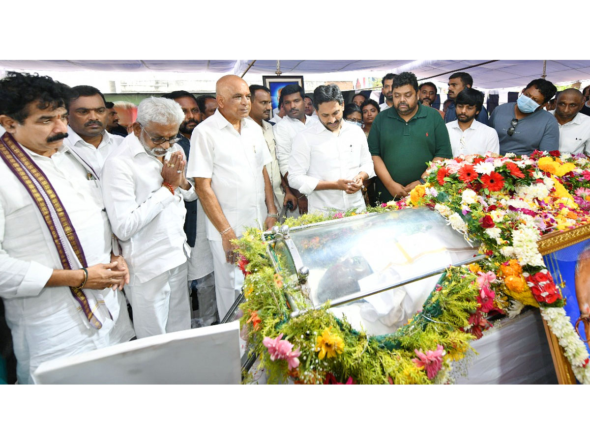 CM Jagan Pays Tribute to Visakha Dairy Chairman Adari Tulasi Rao PHotos - Sakshi