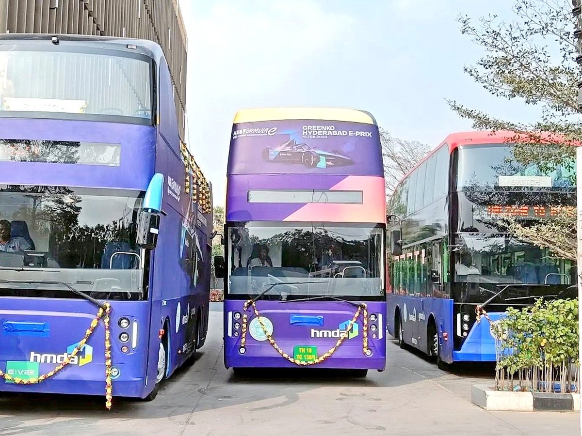 Double Decker buses back on Hyderabad roads - Sakshi