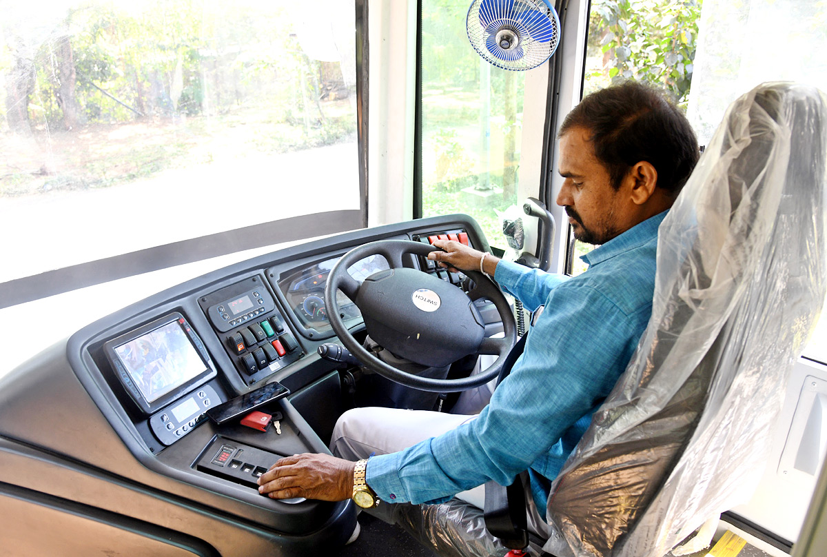 Double Decker buses back on Hyderabad roads - Sakshi