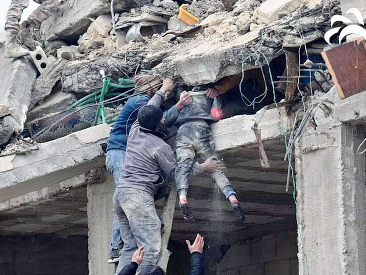 Turkey And Syria Earthquake Heart Touching Viral Photos - Sakshi