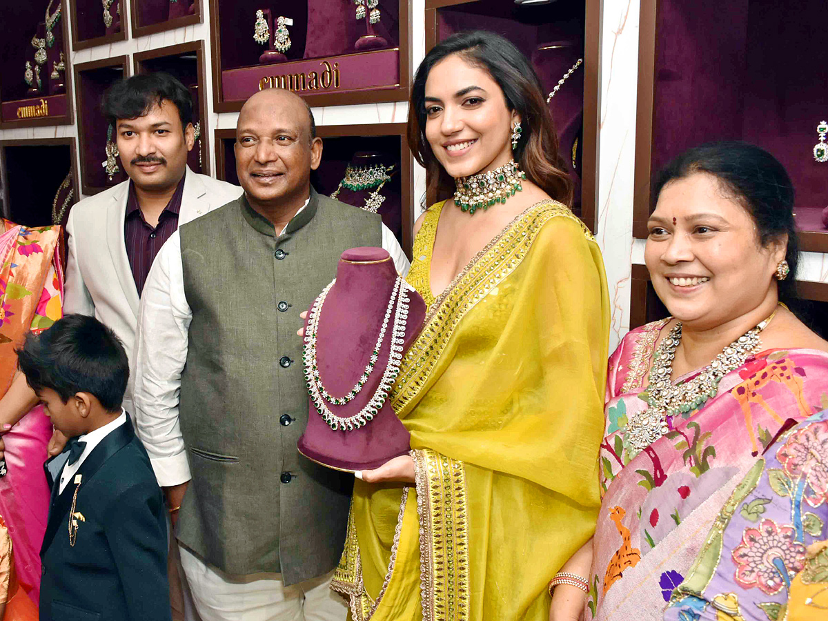Ritu Varma Launches Emmadi Silver Jewellery Showroom at Kukatpally Photos - Sakshi