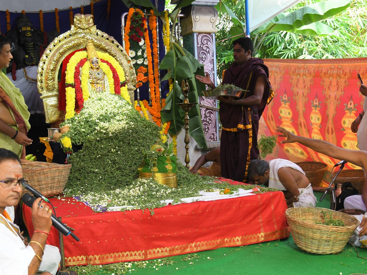 Huge Devotees Rush At Vijayawada Indrakeeladri Temple Photos - Sakshi