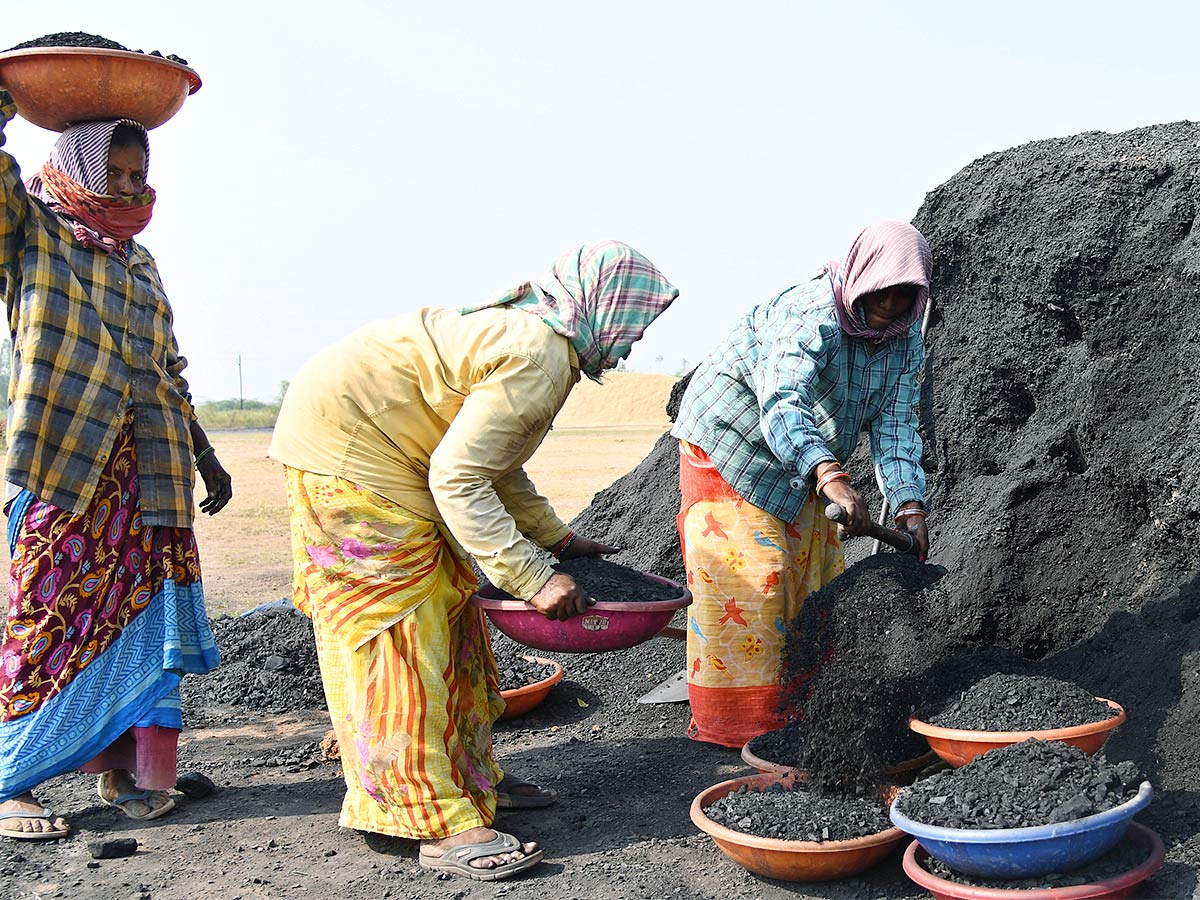 IWD 2023: Mesmerizing Working Women Photos From Telugu States - Sakshi