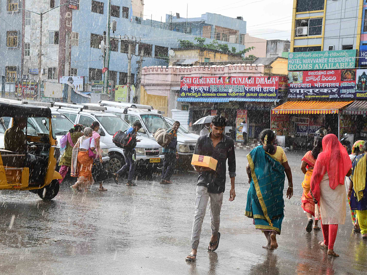 heavy rains in tirupathi - Sakshi