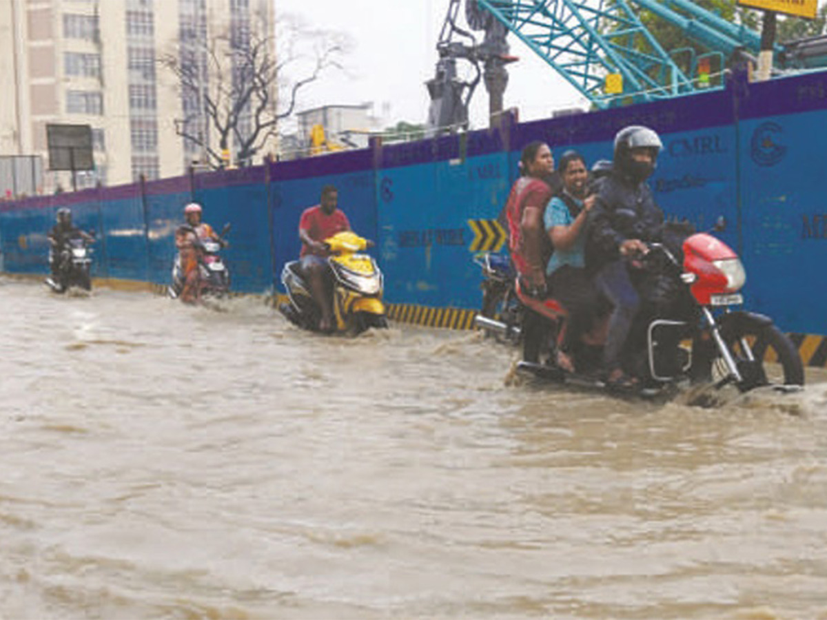 Tamil Nadu rains: Heavy rains lash Chennai its suburbs Photos - Sakshi