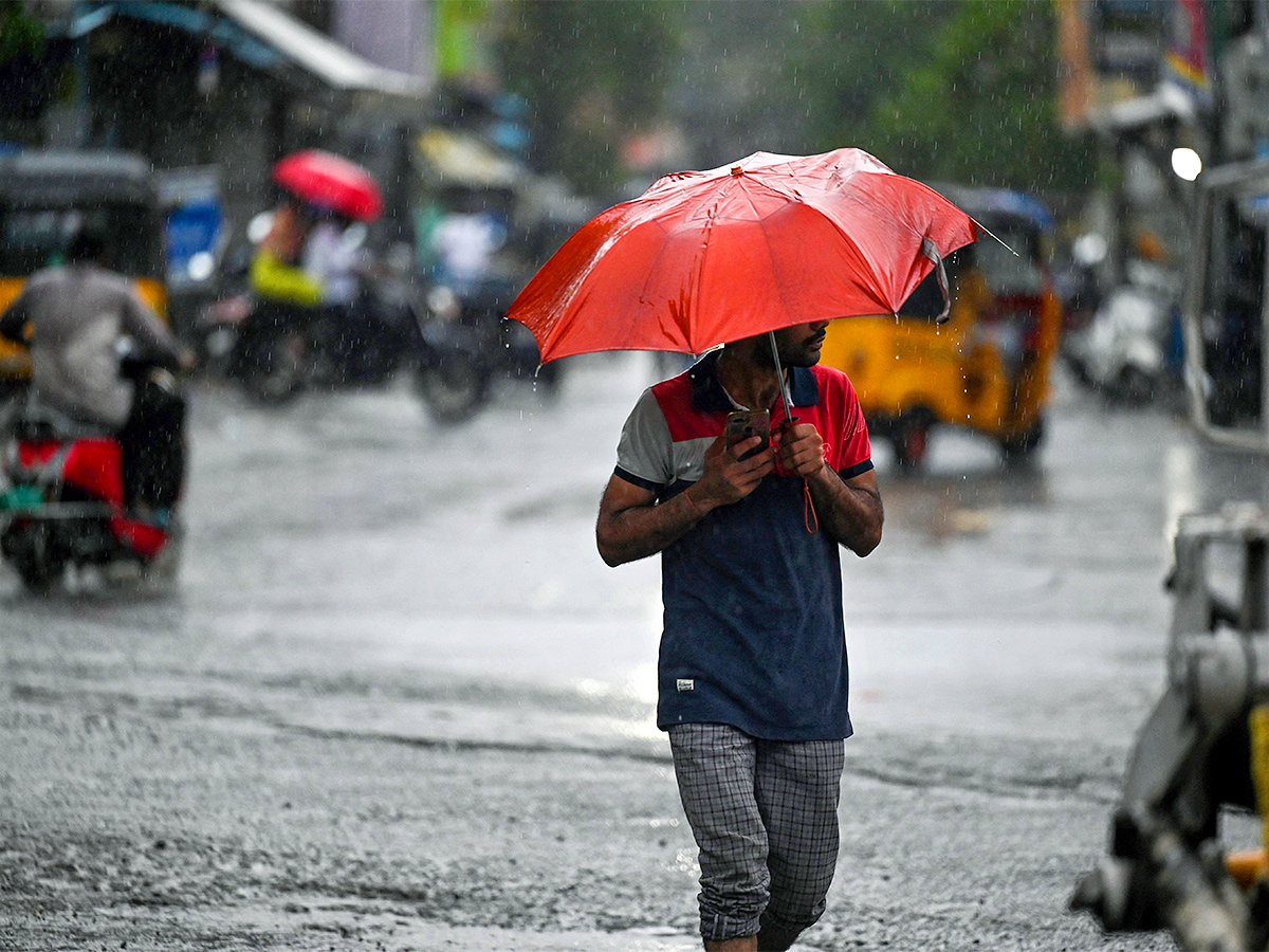 heavy rains lashes chennai - Sakshi