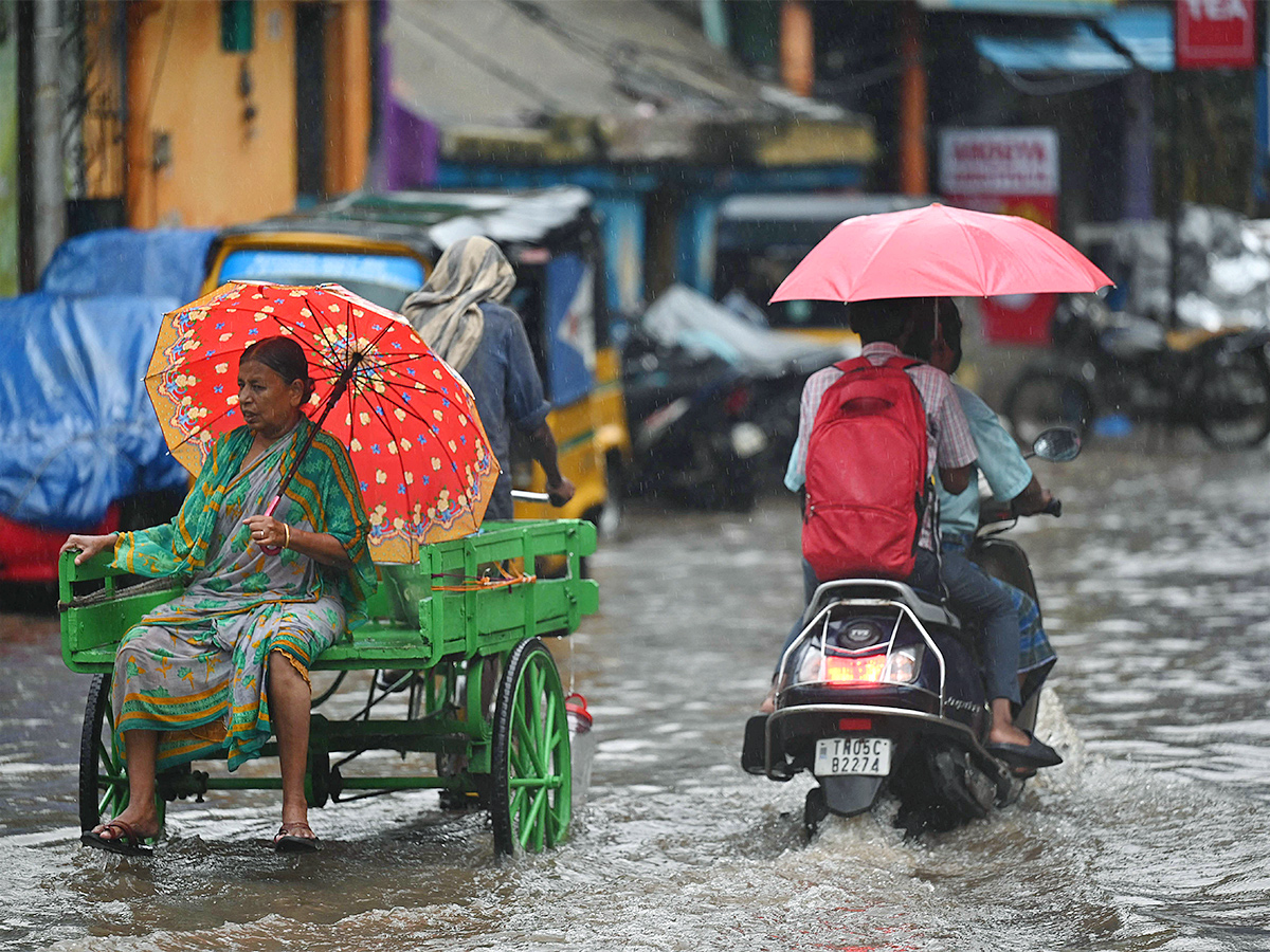 heavy rain hits chennai - Sakshi