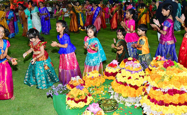 Governor Tamilisai participated in Bathukamma Celebrations at Raj Bhavan Photos - Sakshi