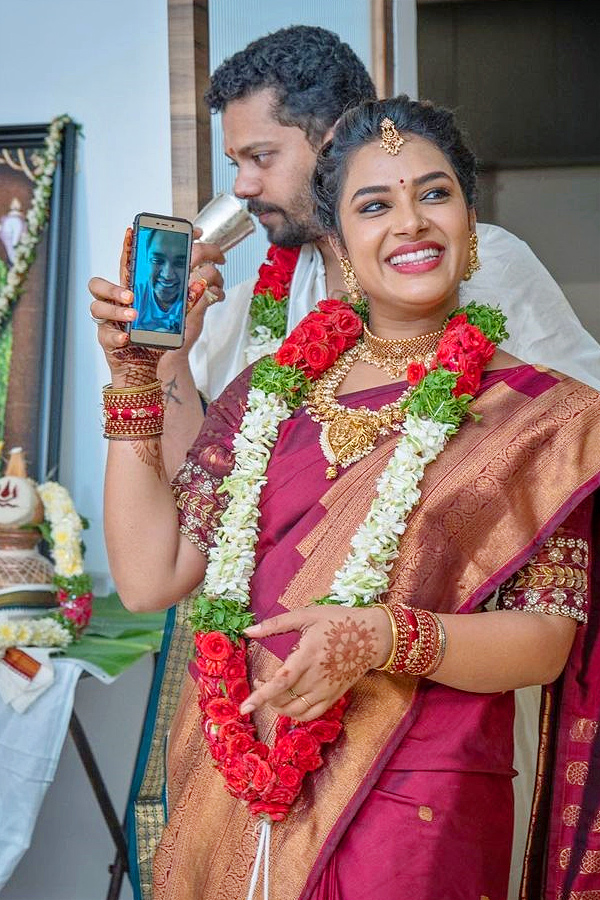 Bigg Boss Hari Teja comments Goes Viral About Her Divorce Photos - Sakshi
