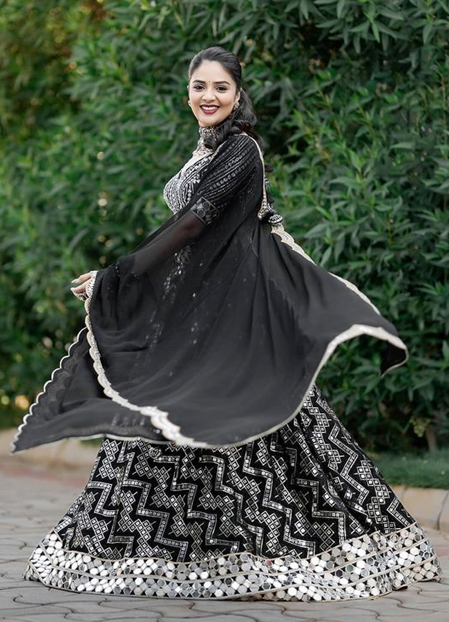  Sreemukhi Beautiful Black Dress Looks Stunning  - Sakshi