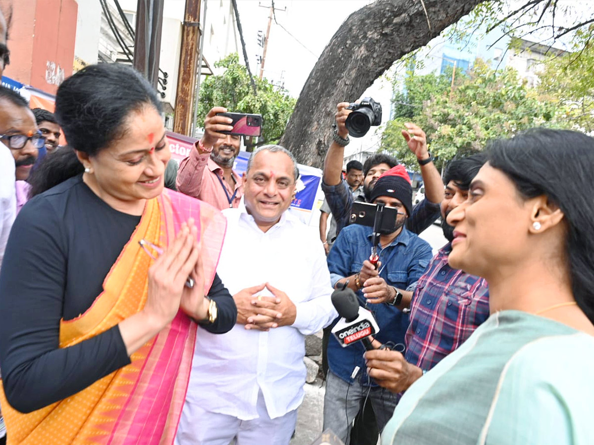 Political Leaders and Officials Cast Their Votes in Telangana Photos - Sakshi