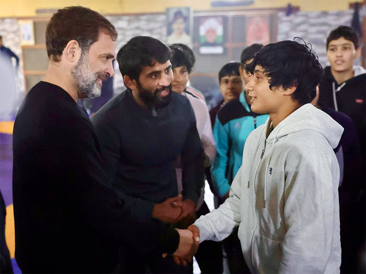 Rahul Gandhi Joined Exercise With Bajrang Punia - Sakshi