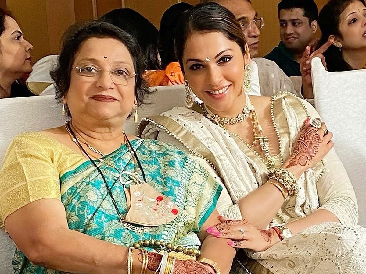 Beautiful Bollywood Heroine Isha Koppikar  - Sakshi