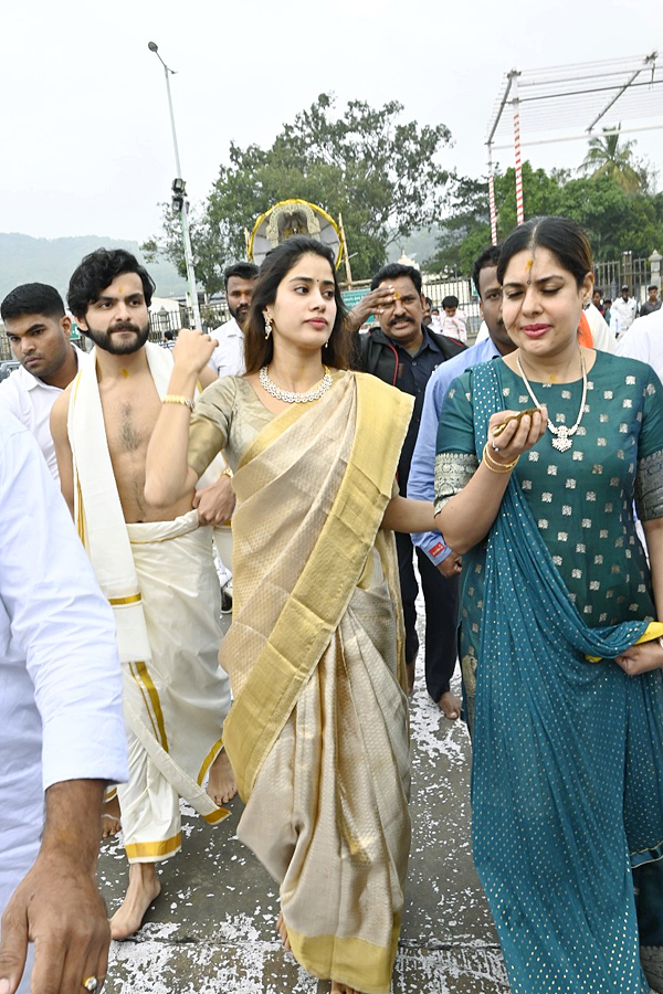 Devara Actress Janhvi Kapoor With Maheswari Visits Tirumala Photos - Sakshi