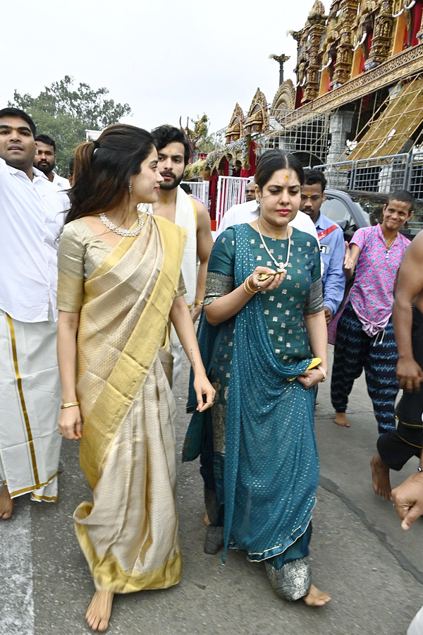 Devara Actress Janhvi Kapoor With Maheswari Visits Tirumala Photos - Sakshi
