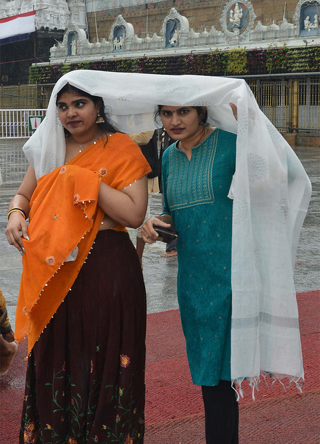 heavy rains in tirumala - Sakshi