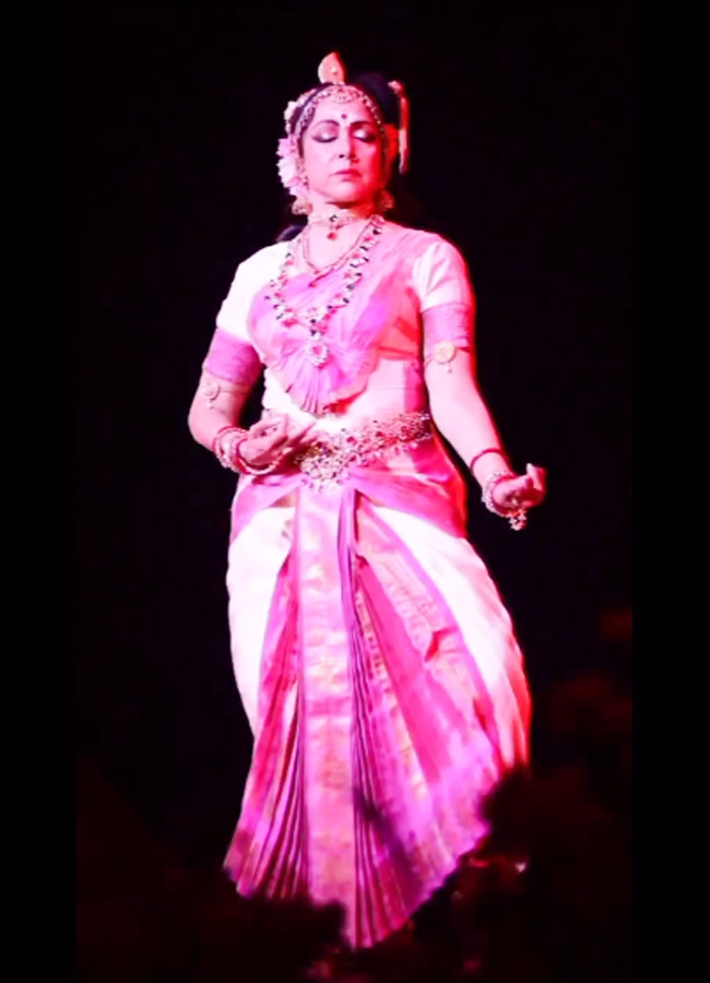 Hema Malini Performed As Parvathi Devi On Maha Shivratri - Sakshi
