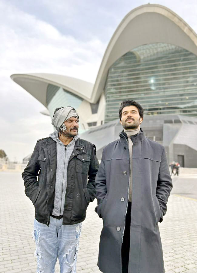Vijay Deverakonda and Mrunal Thakur Vijay Deverakonda Completes Shooting For Family Star Movie Photos - Sakshi