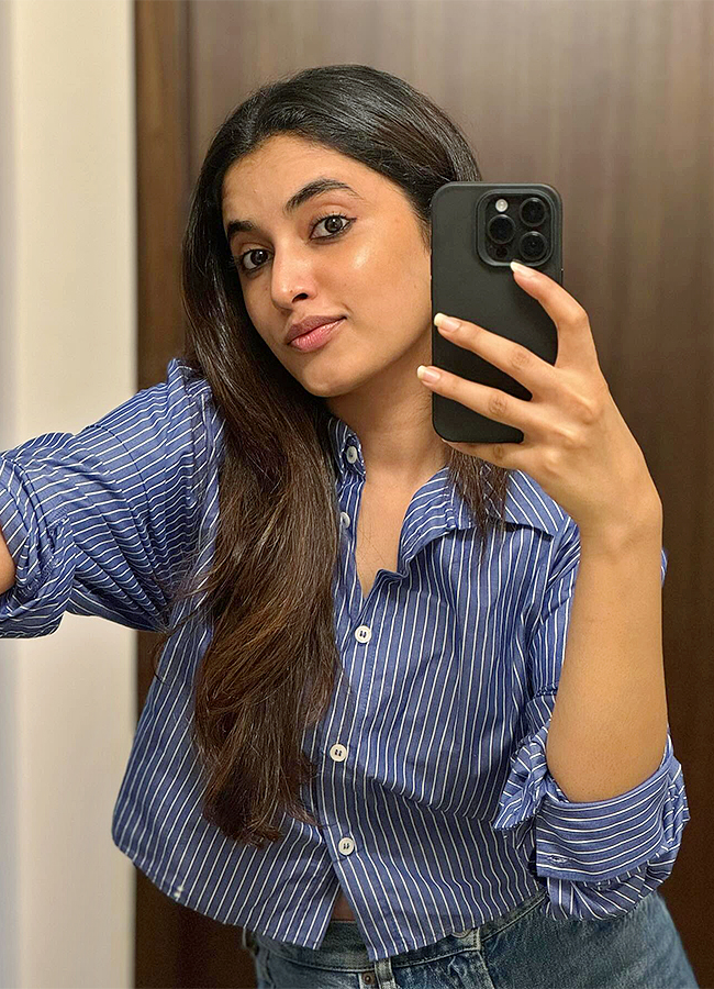 Actress Priyanka Arul Mohan Hot Photoshoot - Sakshi