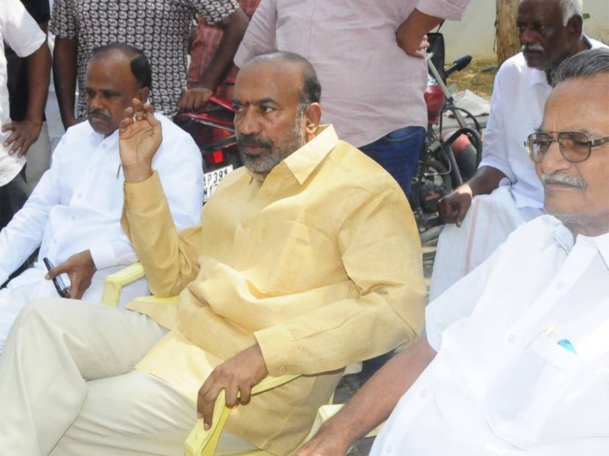 Big Shock to TDP in Anantapur Party Activists Serious on Chandrababu  - Sakshi