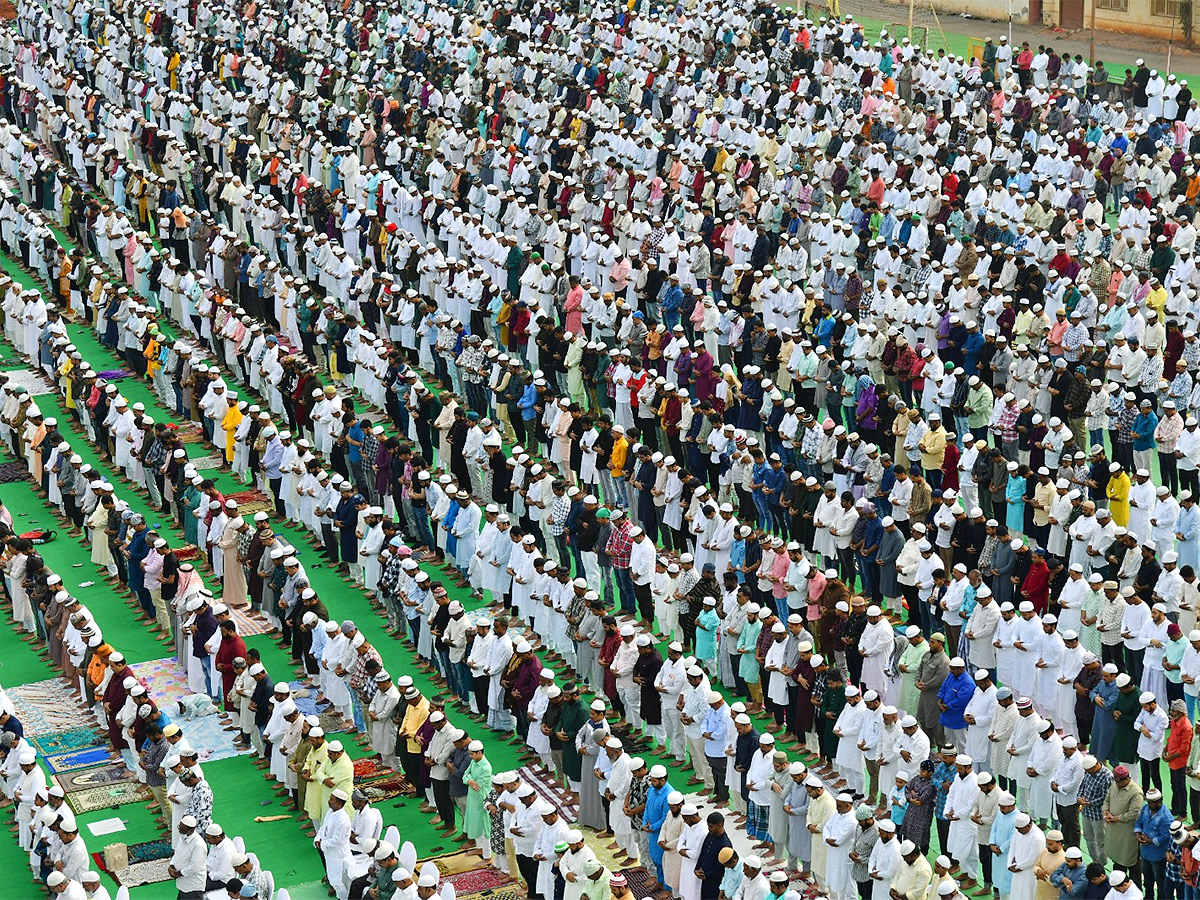 ramzan festival: Muslims offer special prayers Indira Gandhi Municipal Stadium in Vijayawada - Sakshi