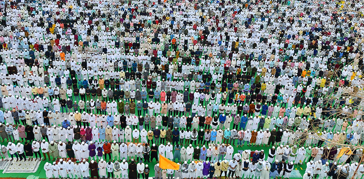 ramzan festival: Muslims offer special prayers Indira Gandhi Municipal Stadium in Vijayawada - Sakshi