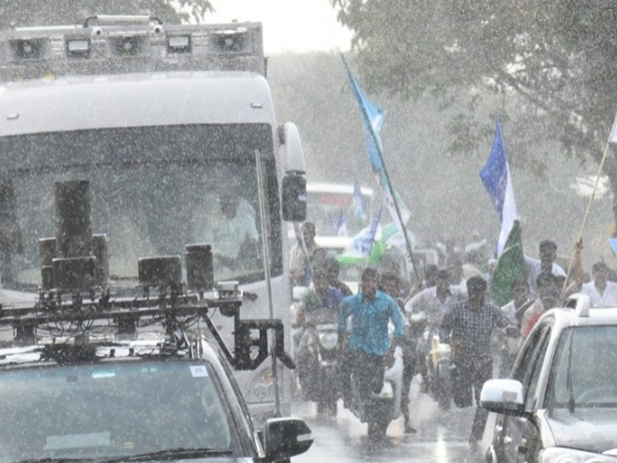 Heavy Rain In CM Jagan Memanatha Siddam Bus Yatra Photos - Sakshi