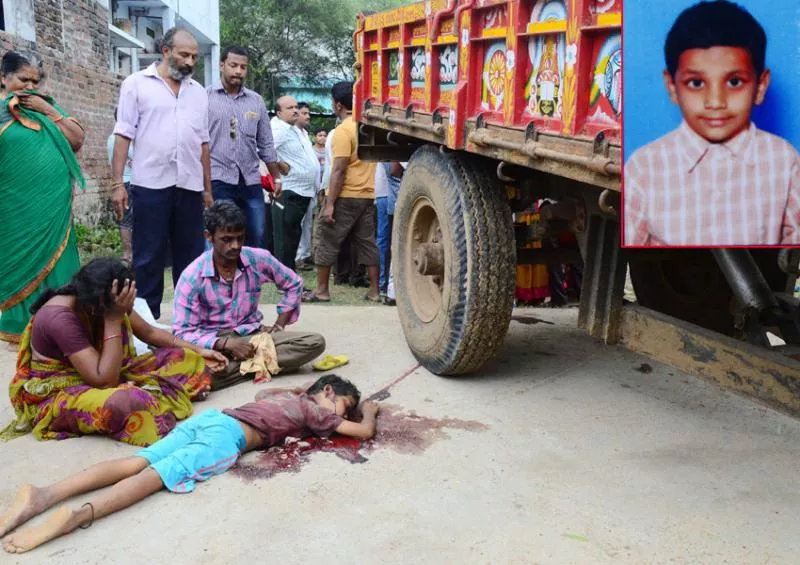 kid dead in road accident - Sakshi
