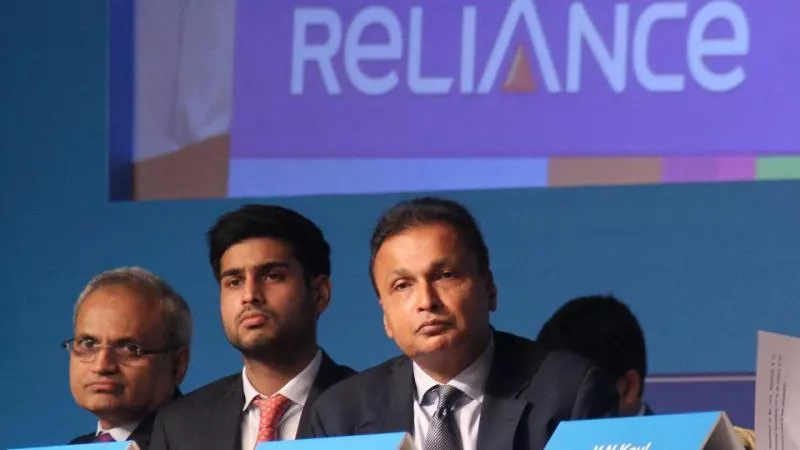 RCom shares hit lowest levels in intraday - Sakshi