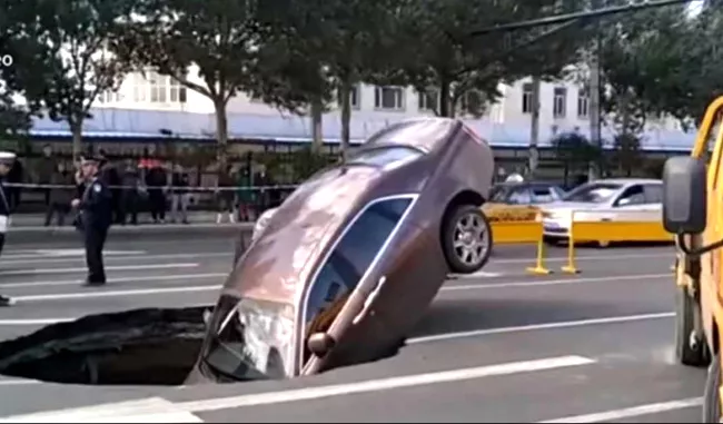  Rolls-Royce Plunges Into Sinkhole