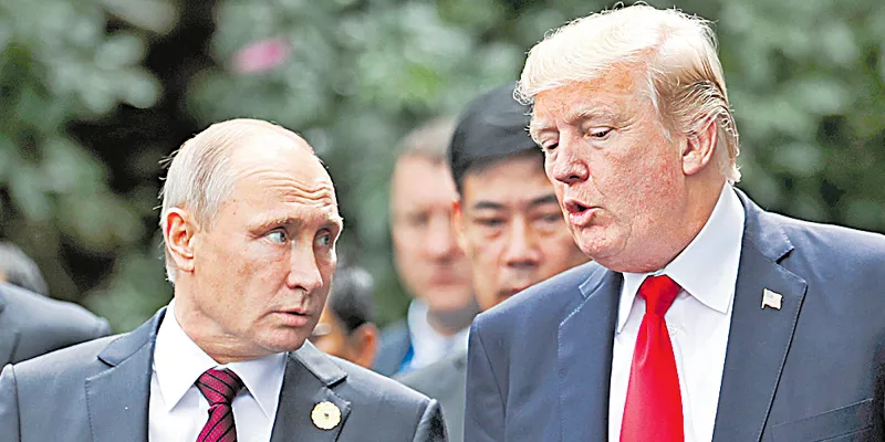 Trump believes Putin on Russia meddling, says Mueller may cost lives - Sakshi