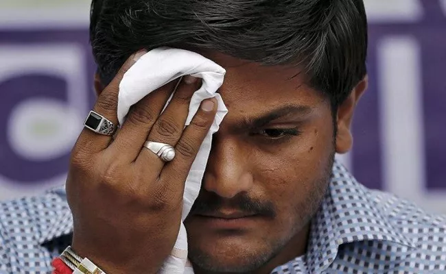 FIR filed against Hardik Patel due to a roadshow without permission - Sakshi
