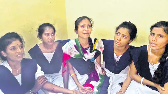 kidnap attempt on girls in kurnool dist - Sakshi