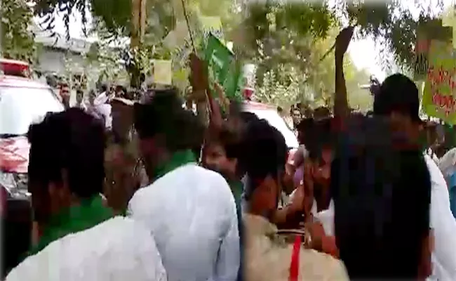 tribles protest at minister kaluva srinivasulu house - Sakshi