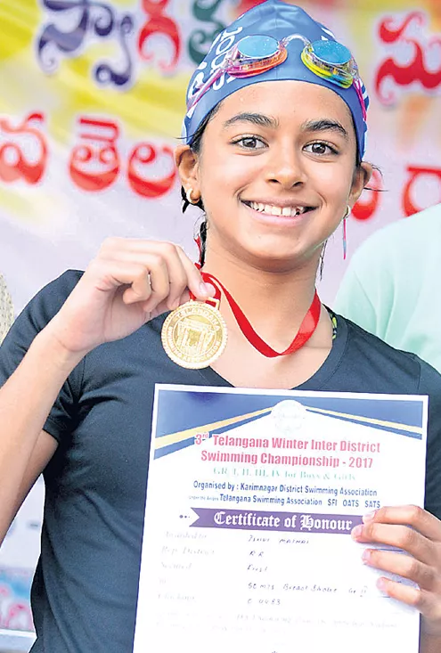 Ishwi gets gold medal in telangana inter district swimming championships - Sakshi