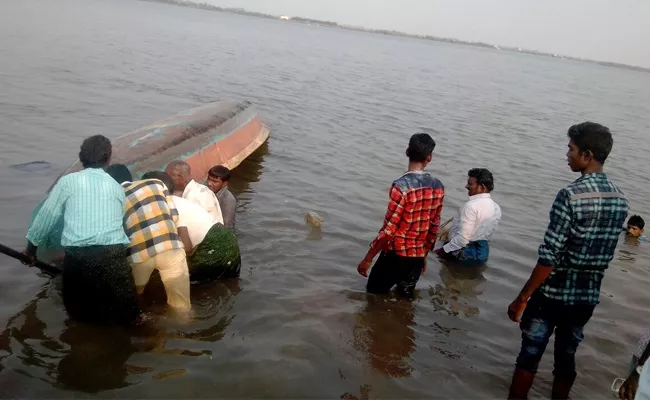 Boat Capsizes In River Krishna at Edurumondi - Sakshi