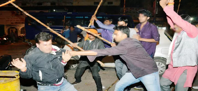 youth fighting on roads in ysr district proddatur city - Sakshi