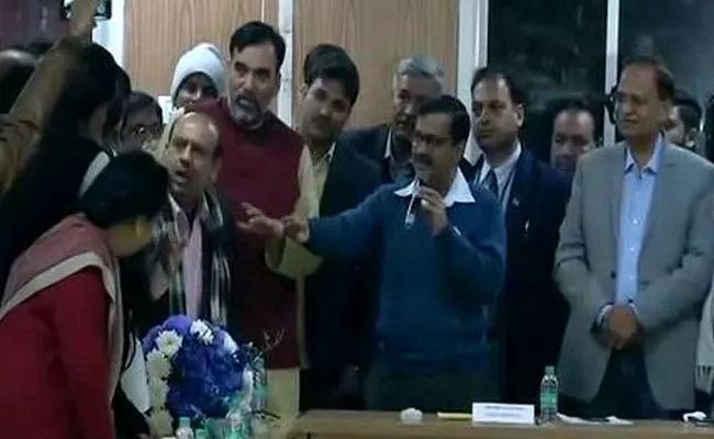 Meeting At Arvind Kejriwal Home Ends In Chaos  - Sakshi