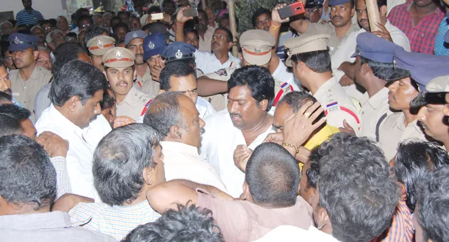 tdp leaders fighting in janmabhoomi program - Sakshi