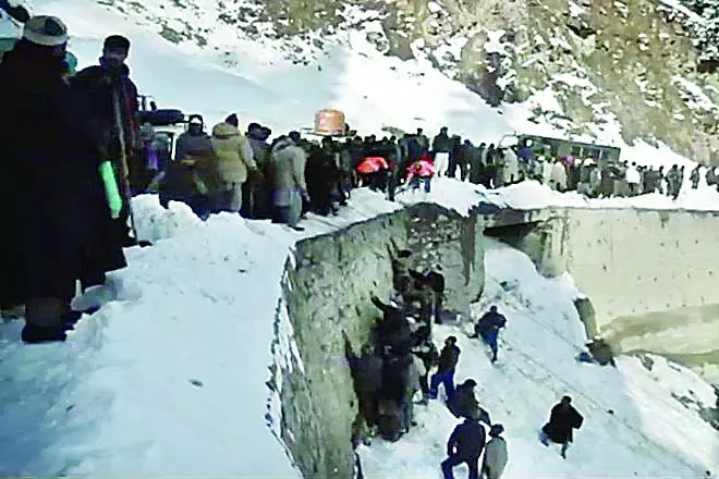 11 bodies recovered from avalanche site in Jammu & Kashmir - Sakshi