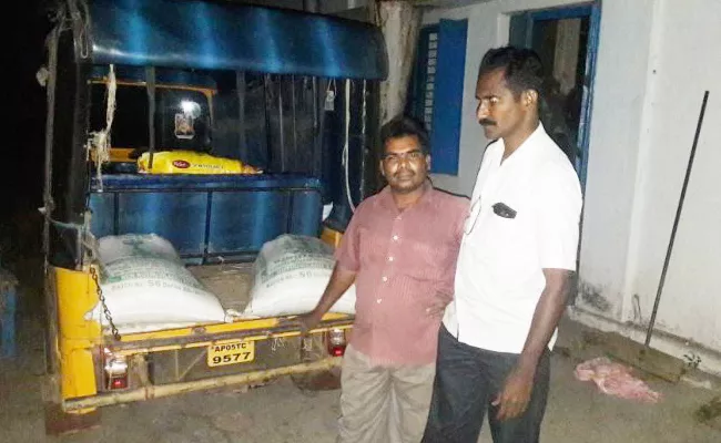 Vigilance officers checks in rice mill - Sakshi