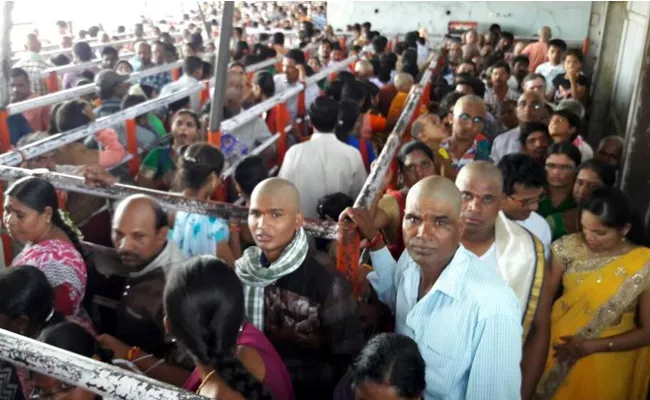 Heavy rush of devotees throng Yadadri temple - Sakshi